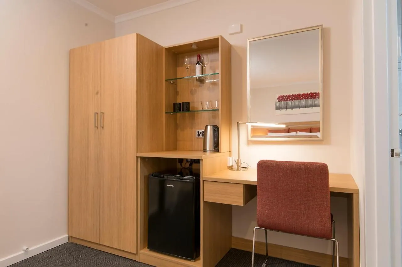 Adelaide Royal Coach Hotel 4*,