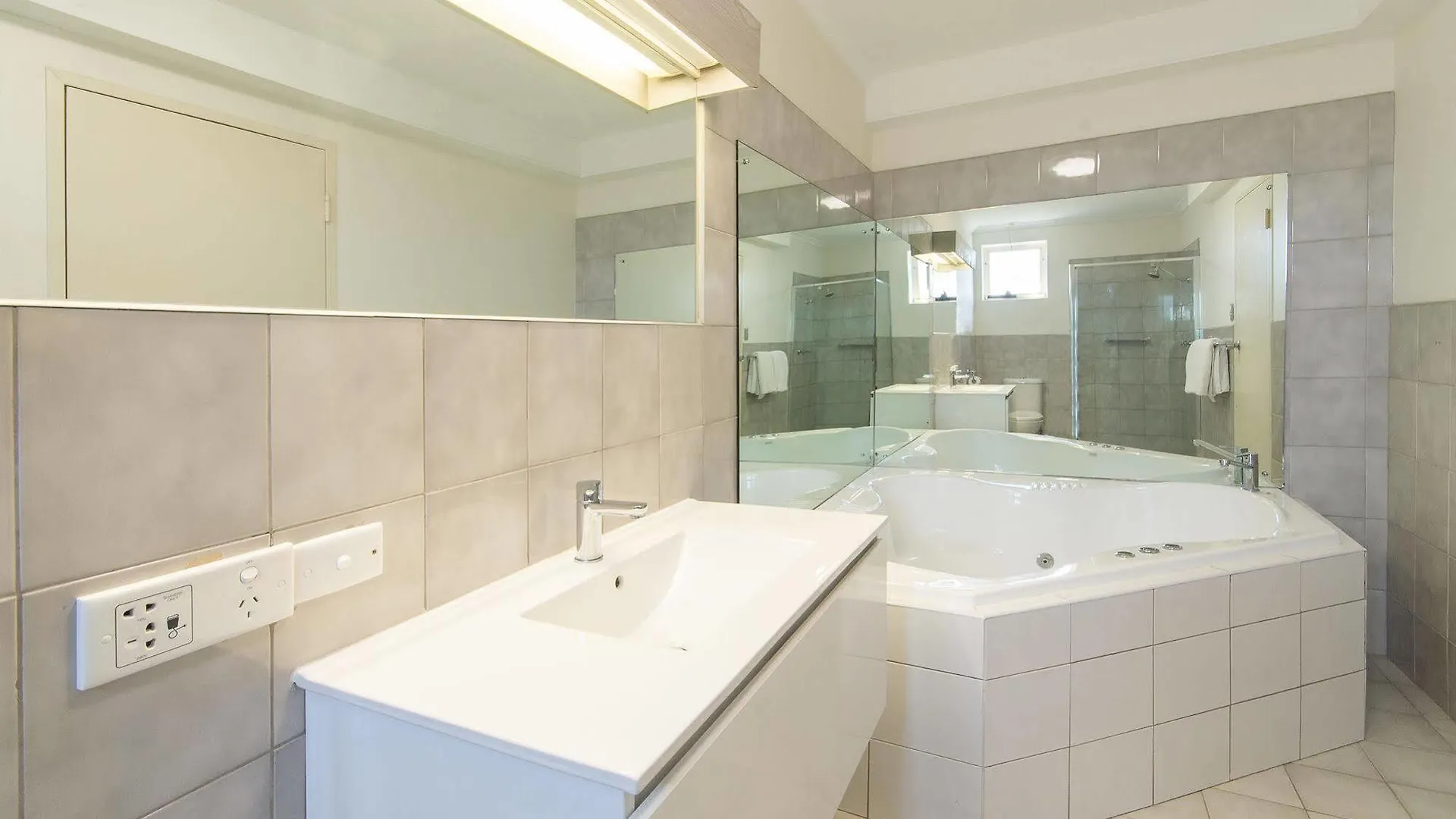 Adelaide Royal Coach Hotel