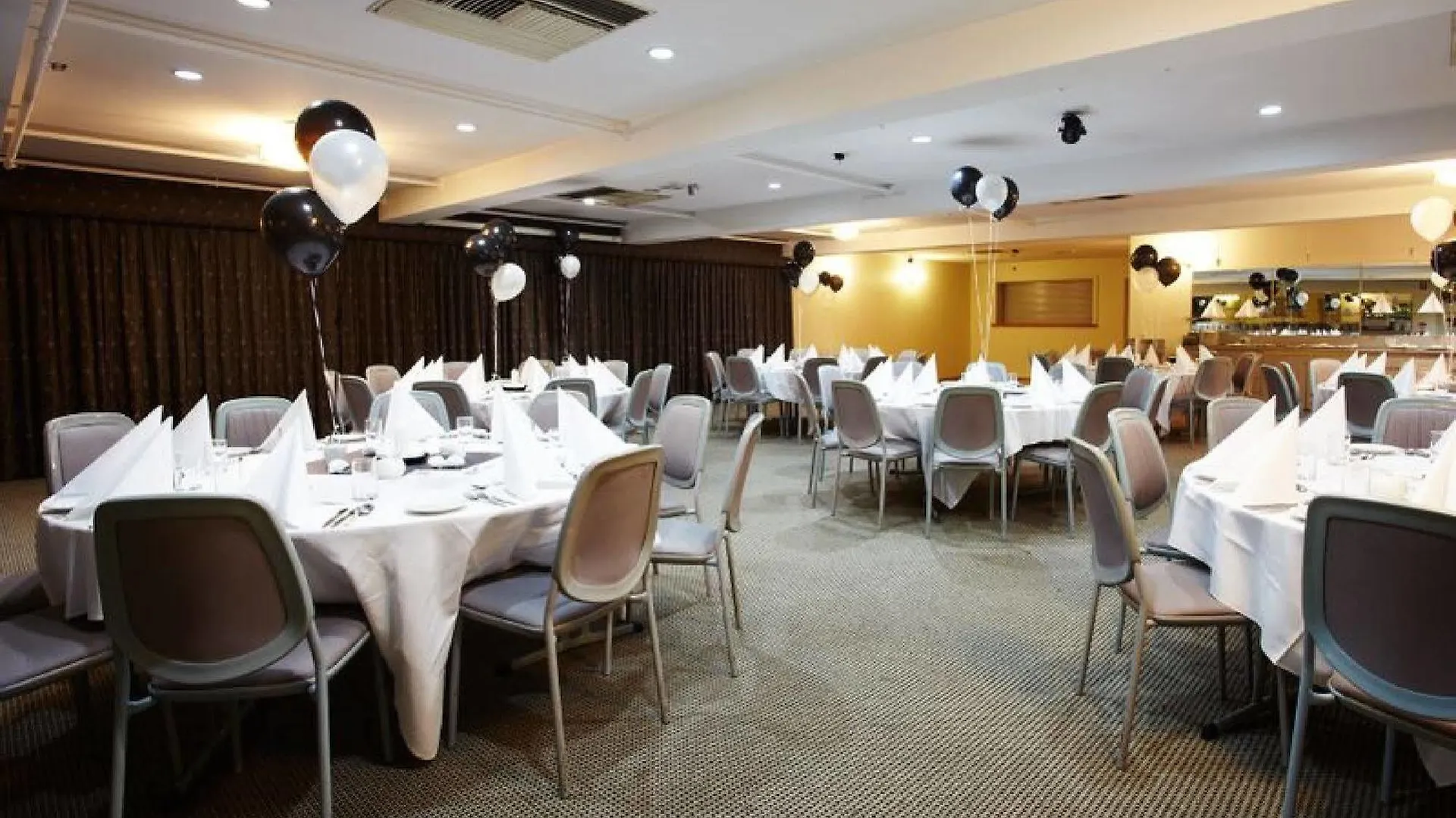 Adelaide Royal Coach Hotel 4*,